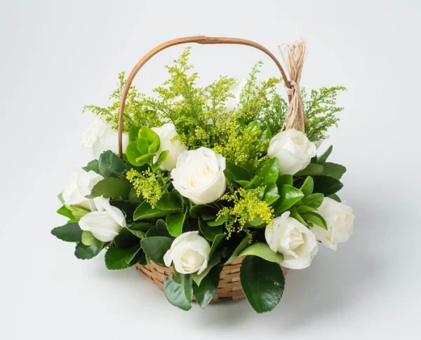 cesta com 14 rosas brancas
